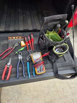 Fluke 115 True RMS Multimeter with electrician tools