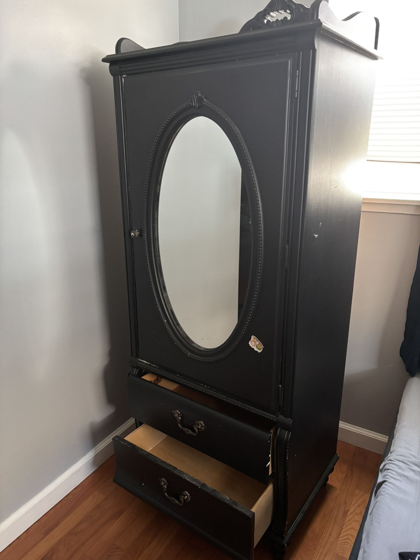 Stanley Dresser With Mirror