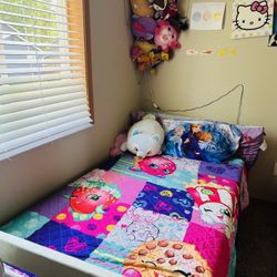 Set Of Twin Bed Room