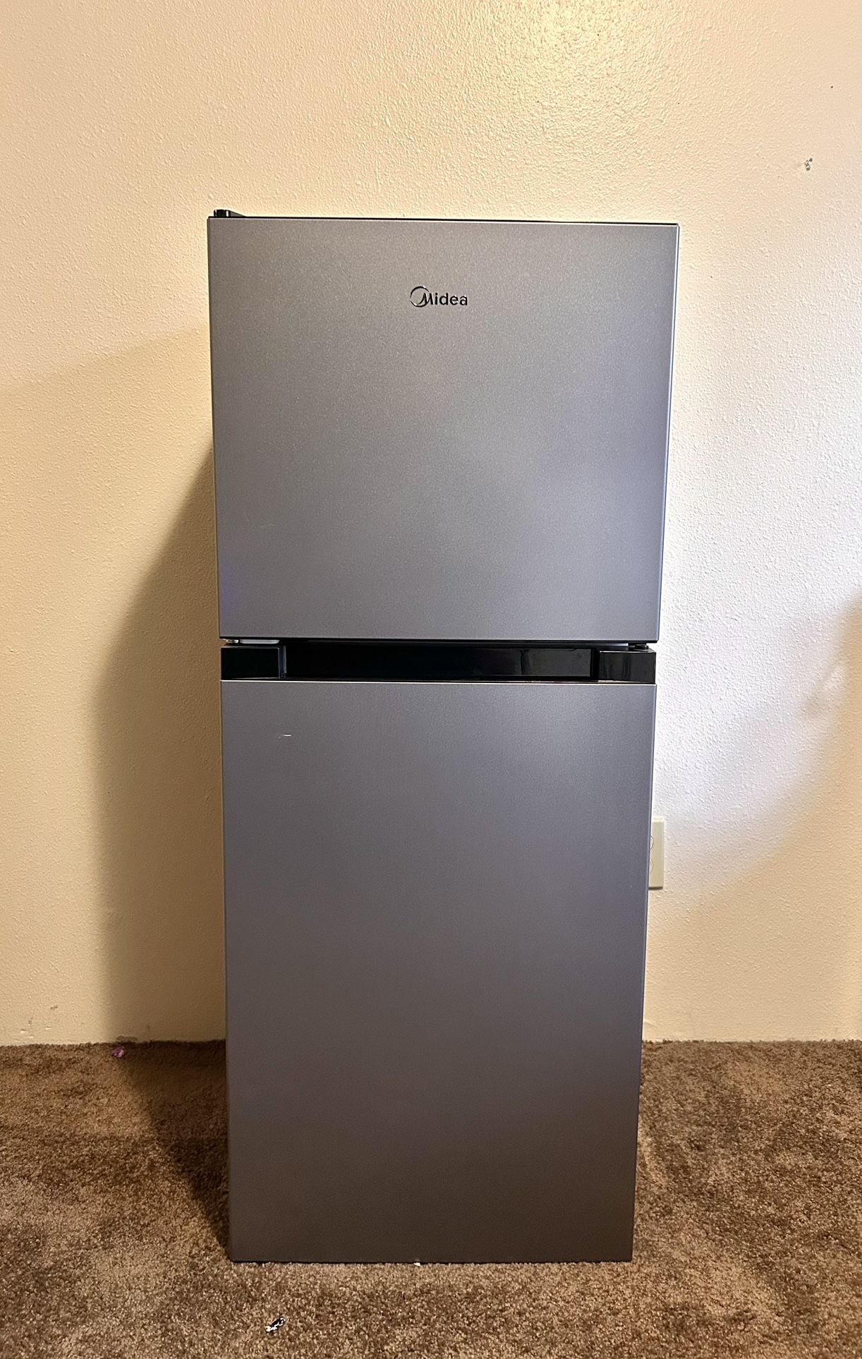 Midea Compact Refrigerator Like new