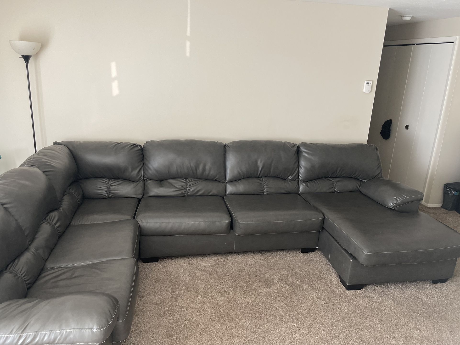 Caoucth King Bed . Tv 65’’ TCL
