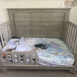 Crib/Toddler Bed/Mattress