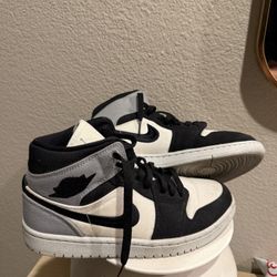 JORDAN  AJ 1 MID Size 7 Women 