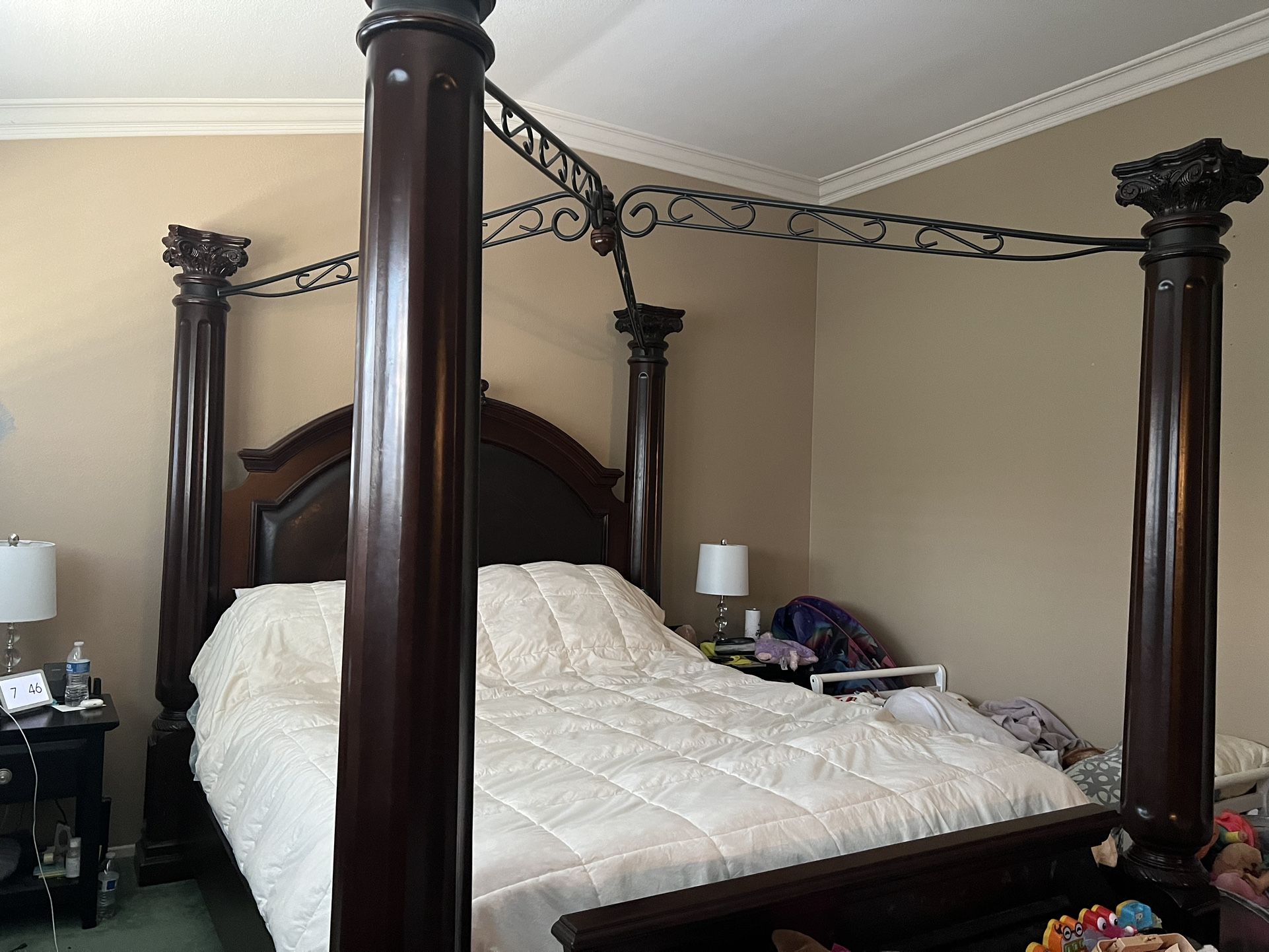 Canopy bed With Mattress