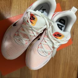 Nike- Women Nike Vomero 18