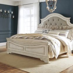Realyn Chipped White King Panel Bed


