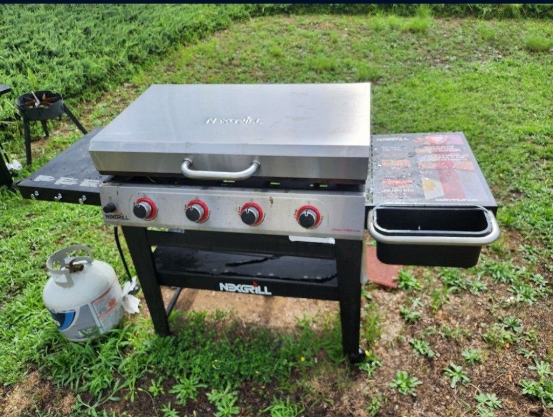 Daytona 4-Burner Propane Gas Grill 36 in. Flat Top Griddle in Black with Stainless Steel Lid