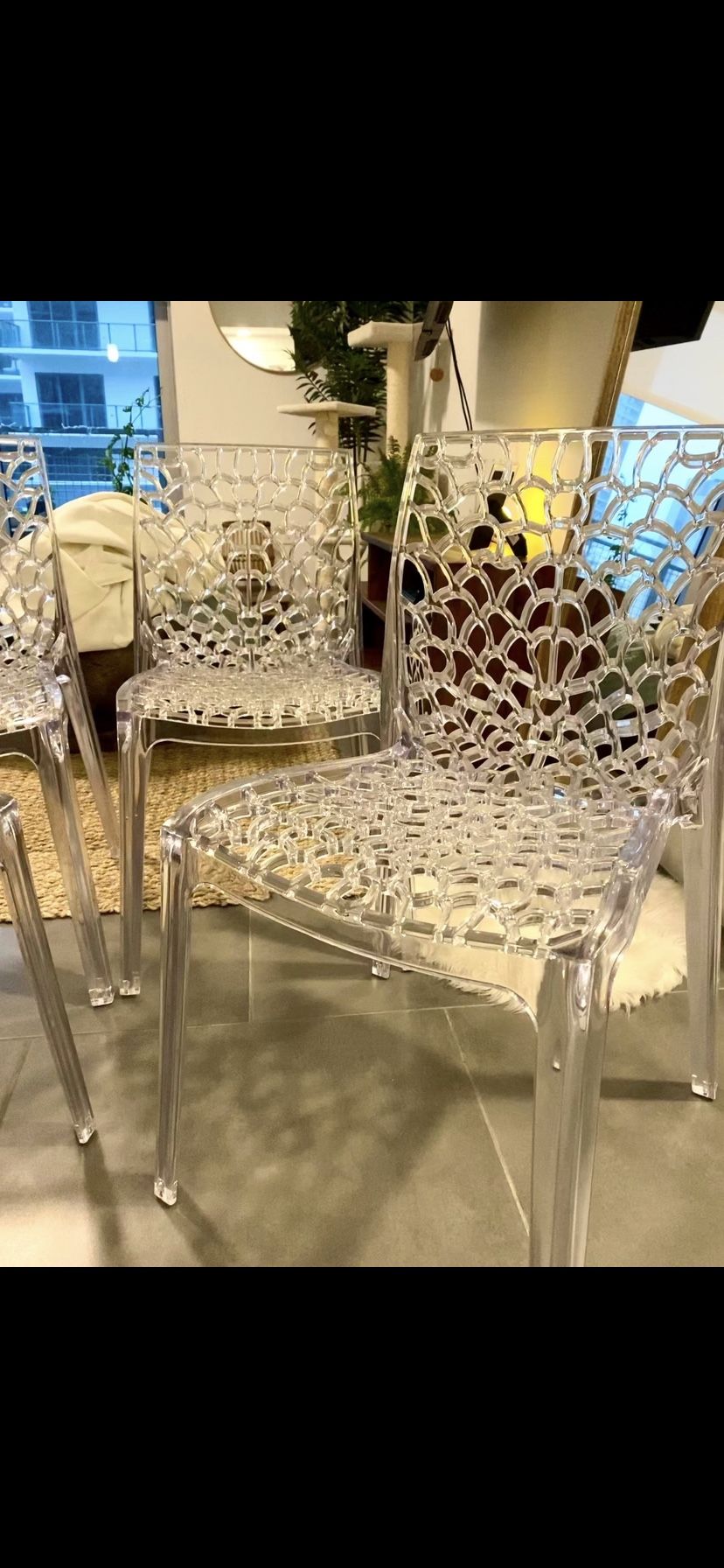 4 Modern Acrylic Clear Outdoor Or Dining Chairs