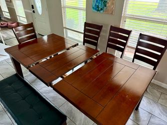 Expandable kitchen table
