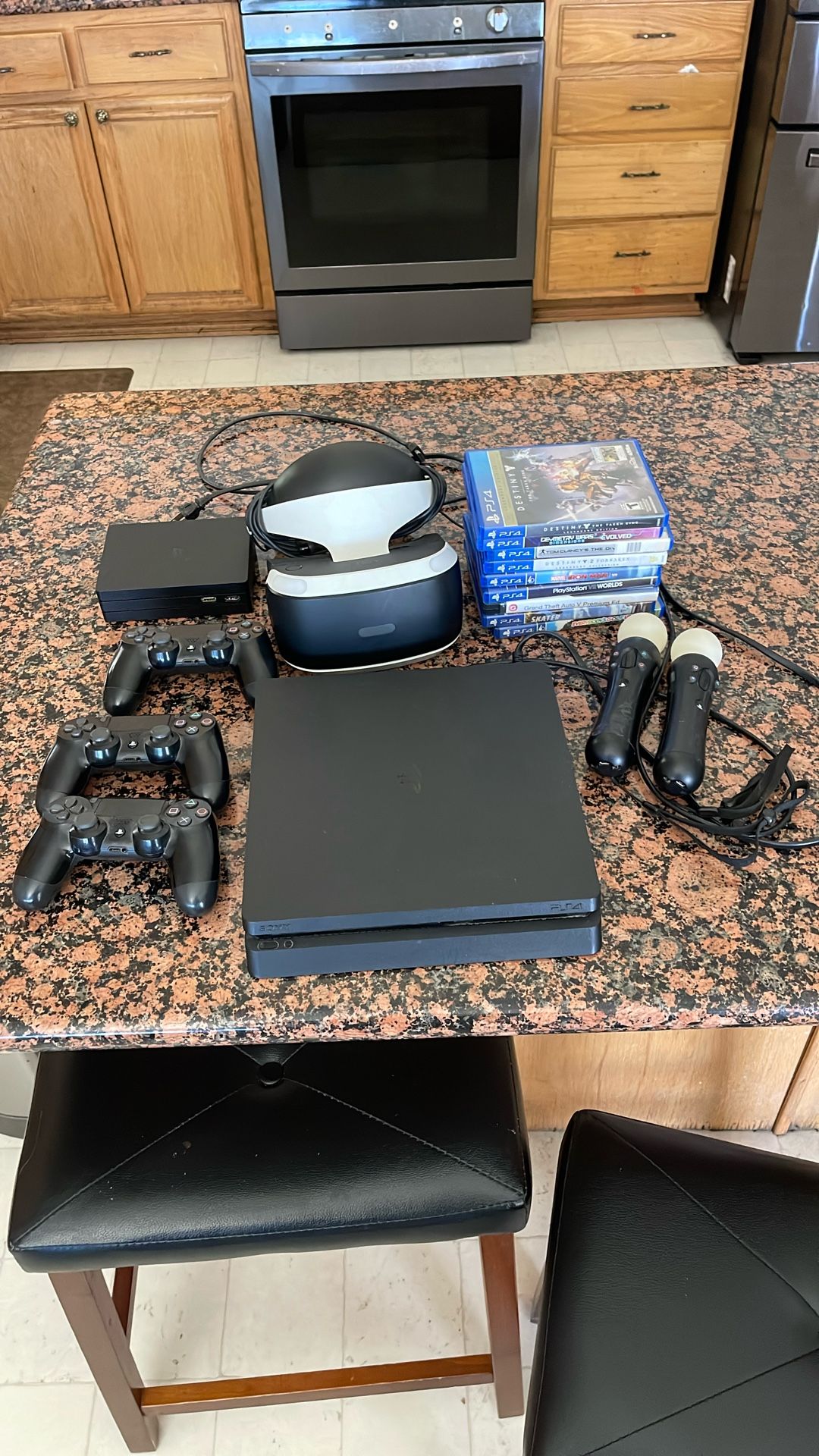 Ps4 with psvr, 3 controllers and games