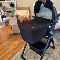 Nuna Mixx Series Bassinet & Stand