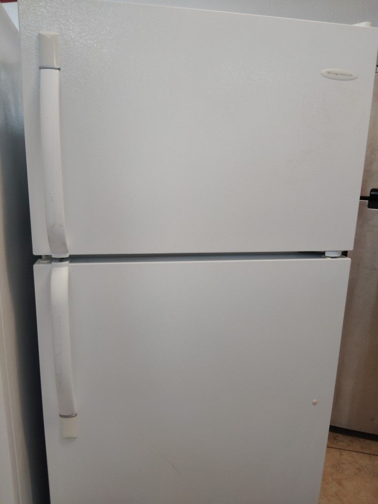FRIGIDAIRE REFRIGERATOR EVERYTHING GOOD