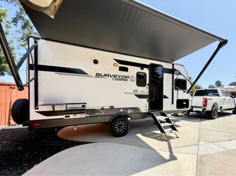 IMMACULATE / LIKE NEW 2025 Forest River Surveyor Legend 19BHLE