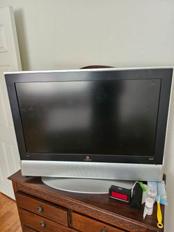 40" Vizio TV + Roku remote.