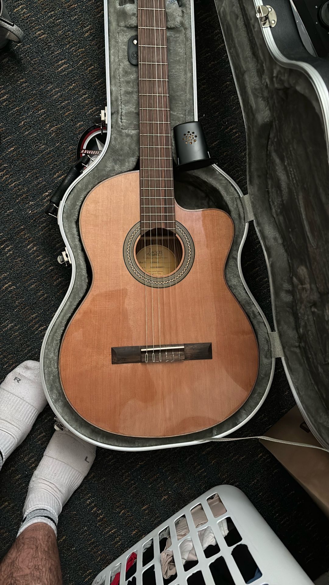 Lucero Classical Guitar (model: Lc235sce)