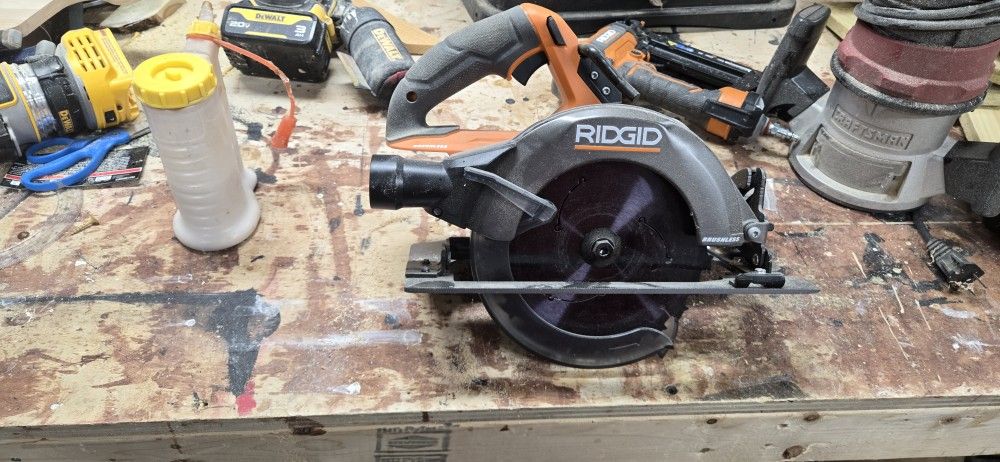 Rigid 7 1/4 Brushless Circular Saw With 4 amp Battery