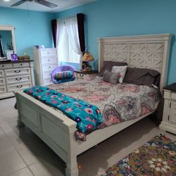 PRICE IS NEGOTIABLE / DELIVERY FOR EXTRA FEE🛏️ Beautiful Queen Bedroom Set – Solid Wood, Excellent Condition! 🌟