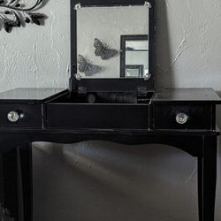 Vanity Table With Two Drawers On With Mirror 