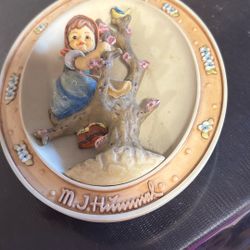 M J Hummel Plate