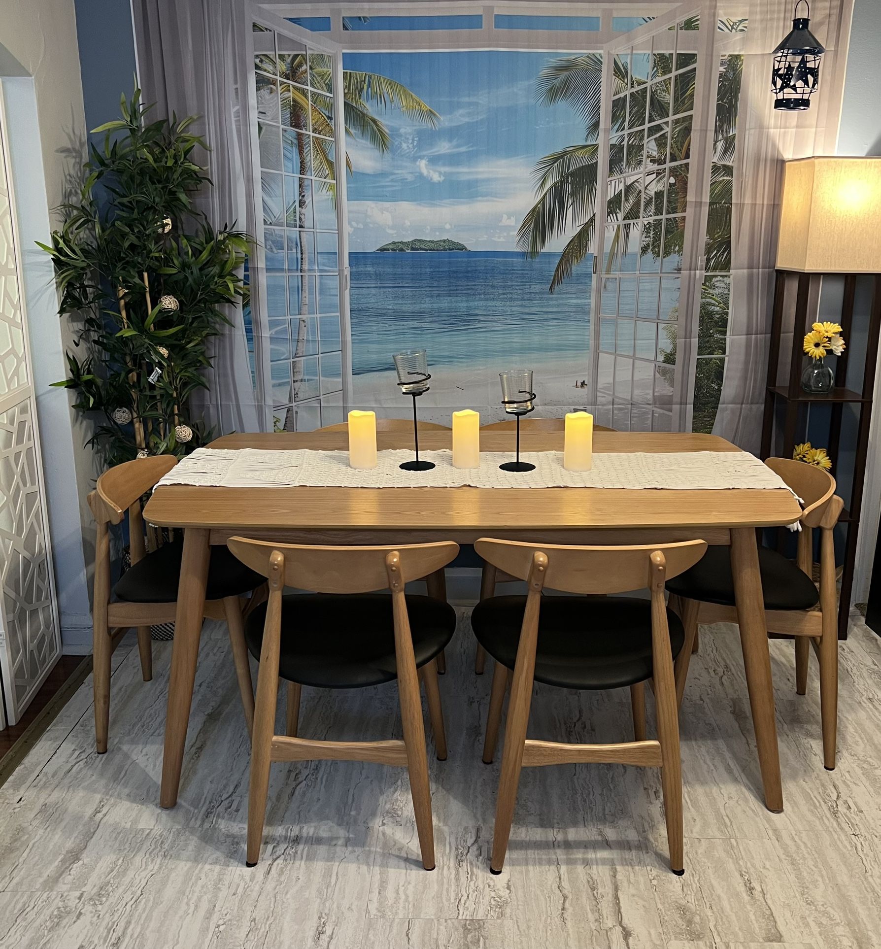 Beautiful Dining Set Mid-Century Style Good Condition!!! Table has Some minor marks. I can Deliver
