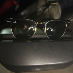 2 Pairs Of Ray Bans Perfect Condition Club master And Aviator For More Pics Reach Out 