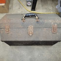 OLD METAL TOOLBOX 