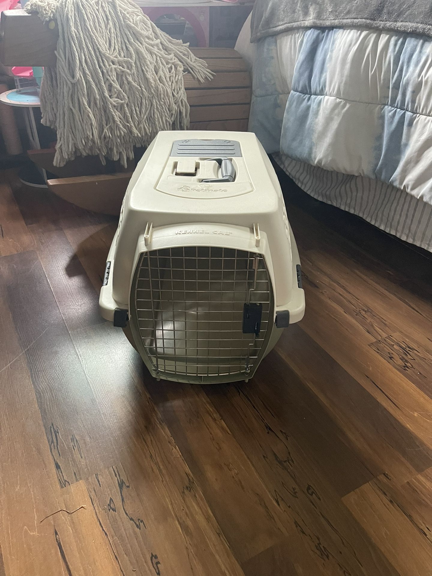 Petmate pet carrier crate cage Measurements are in the pictures. Cash only. Everett pick up area