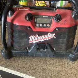 Milwaukee Speaker With Battery Charge 