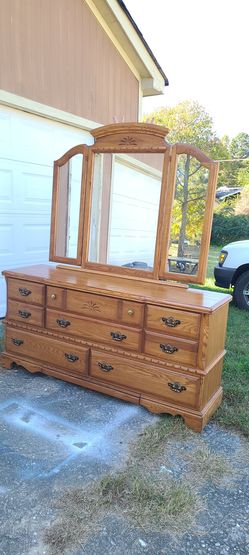 Dresser with mirror in excellent condition