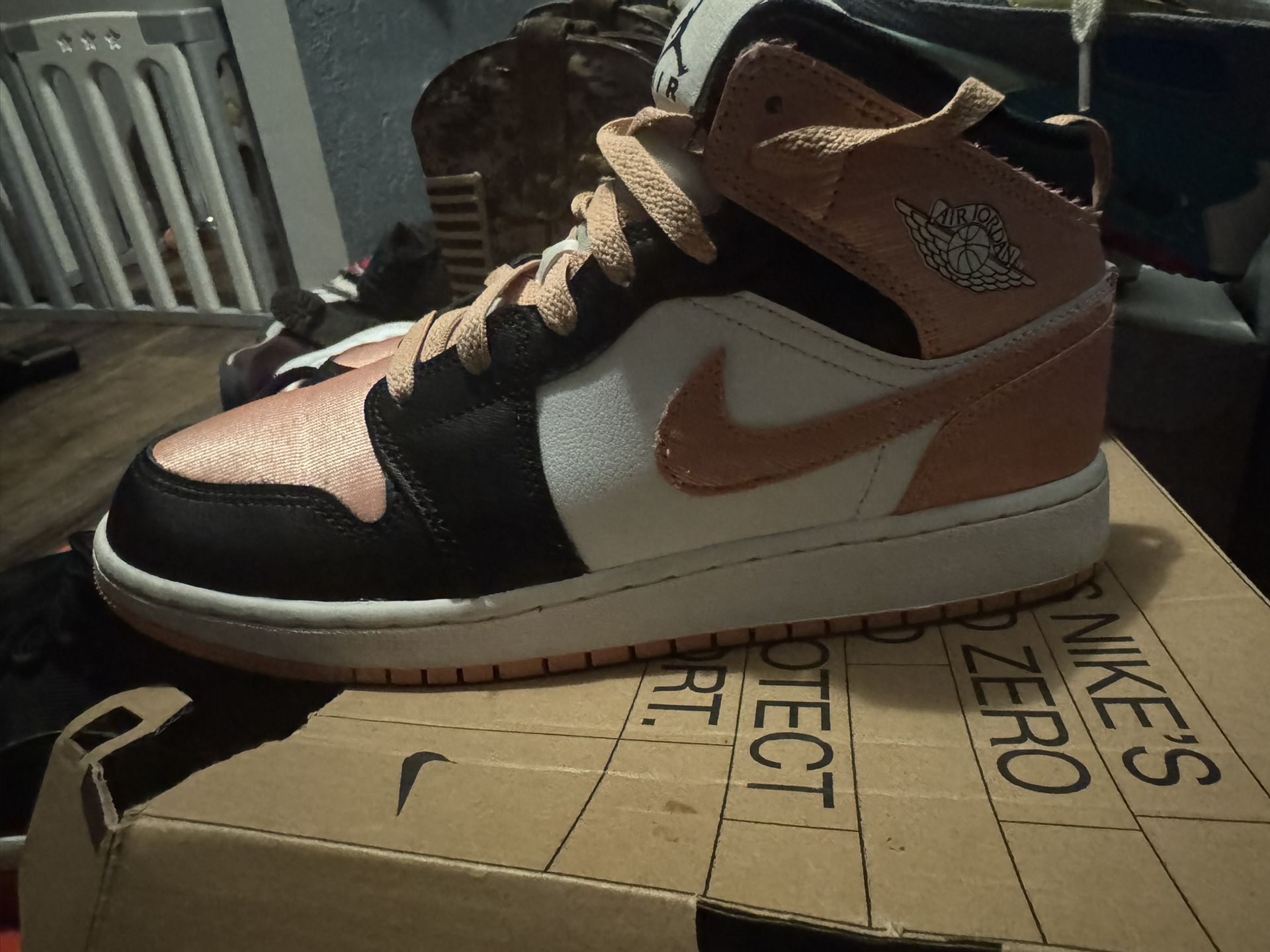 Jordan 1 Mid Light Madder Root (GS) Size 6 1/2Y
