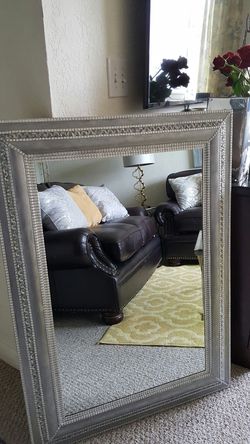 Este es un hermoso espejo decorado completamente en todo sus vorde con un fino metal plateado hermoso y elegante