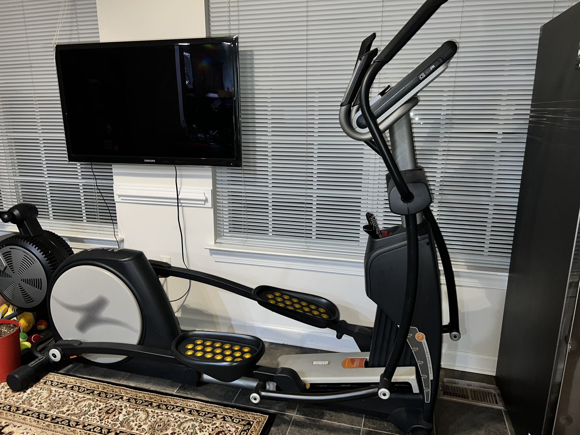 NordicTrack Elliptical Barely Used Excellent Condition  