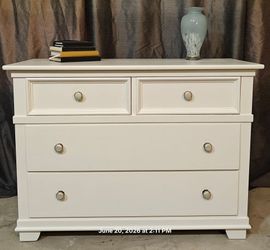 Nice wooden white chest dresser with big drawers in good condition all drawers working, dovetail drawers, driveway pickup.
L47"*W20"*H35"
