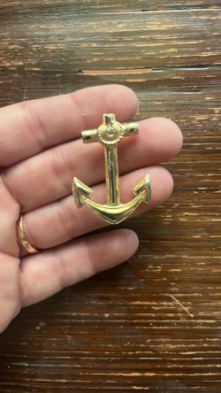 vintage gold-tone U.S. Navy style military anchor lapel pin featuring dual butterfly clutch backings.