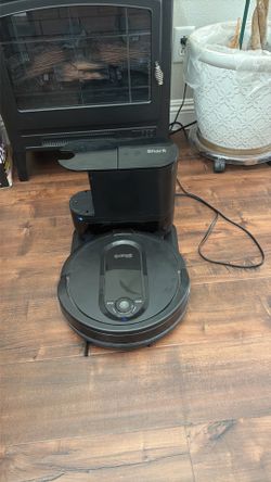Shark Robot Vacuum Shark  with Extra Battery – Excellent Condi