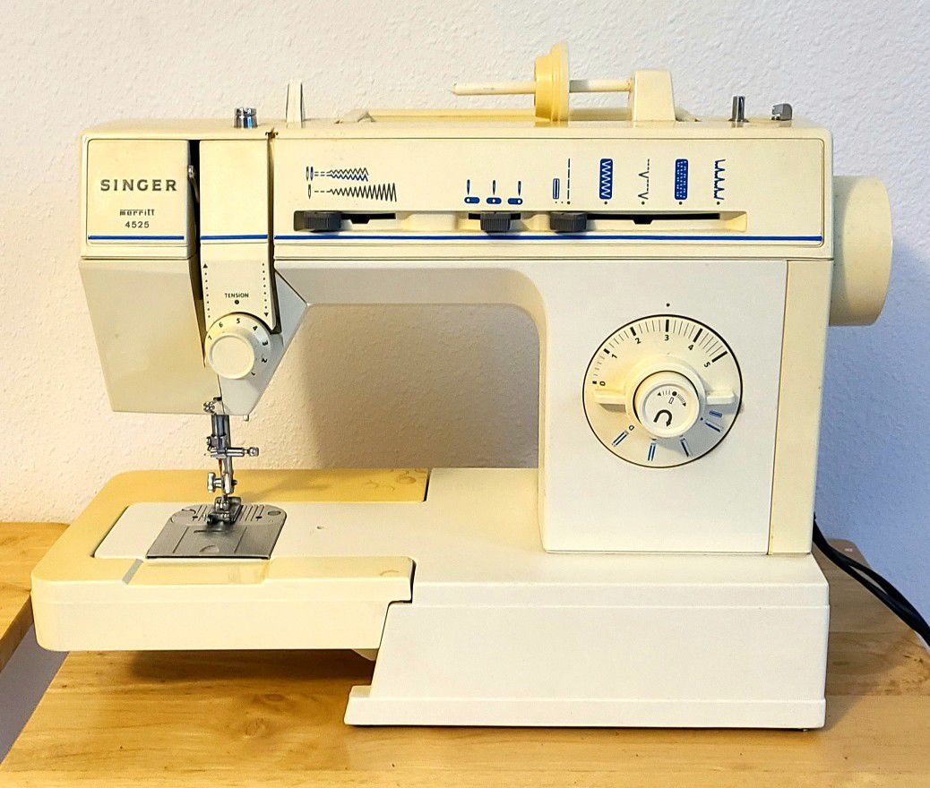 SINGER Merritt 4525 C Sewing Machine Foot Pedel Good Functional Condition 