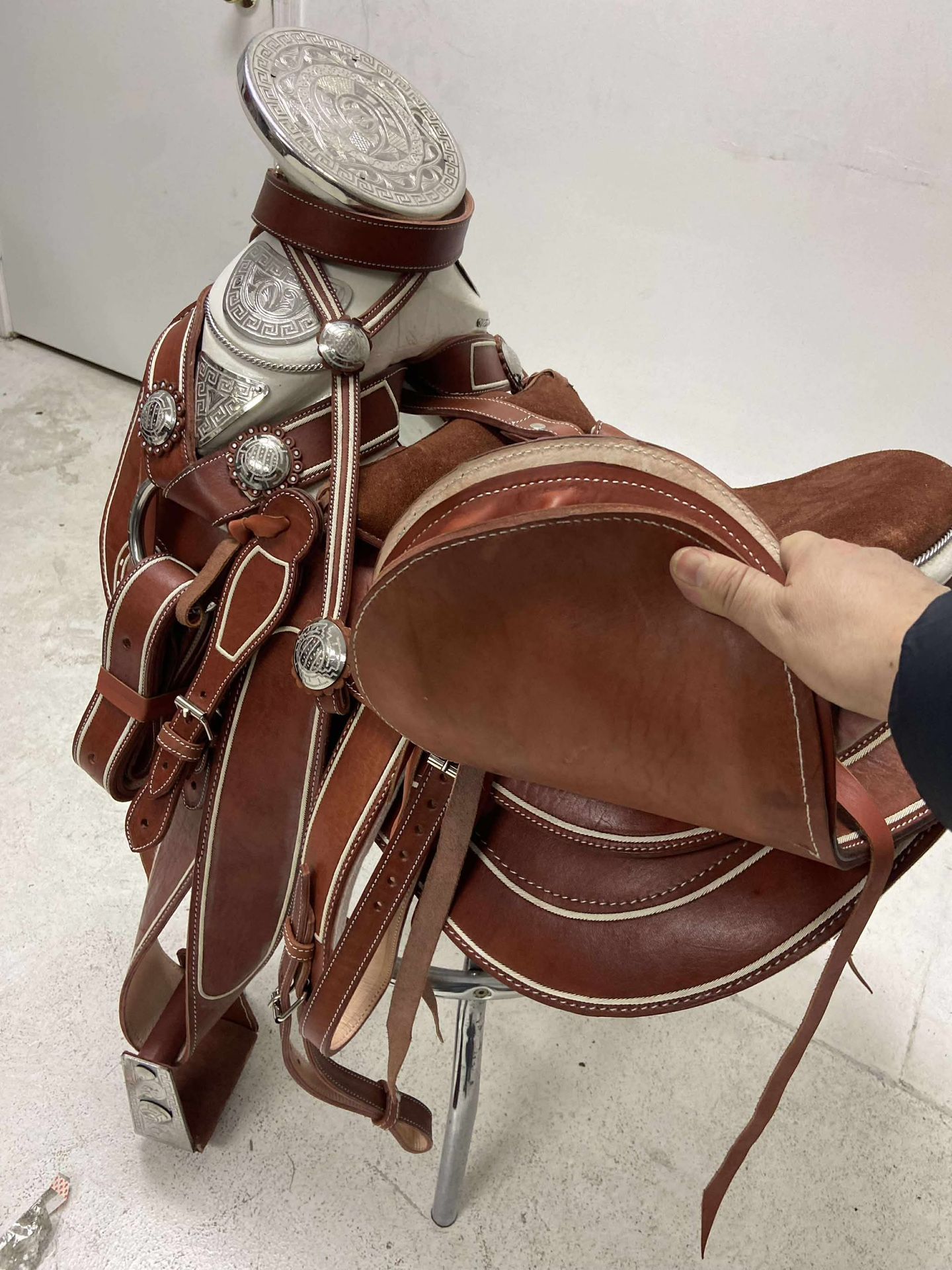 Montura charra Pitiada Original acordonada con medio fuste plateado