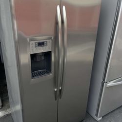 Ge Refrigerator Like New 