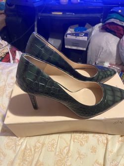 Torgeis Daisy pump in dark green crocodile-embossed faux leather