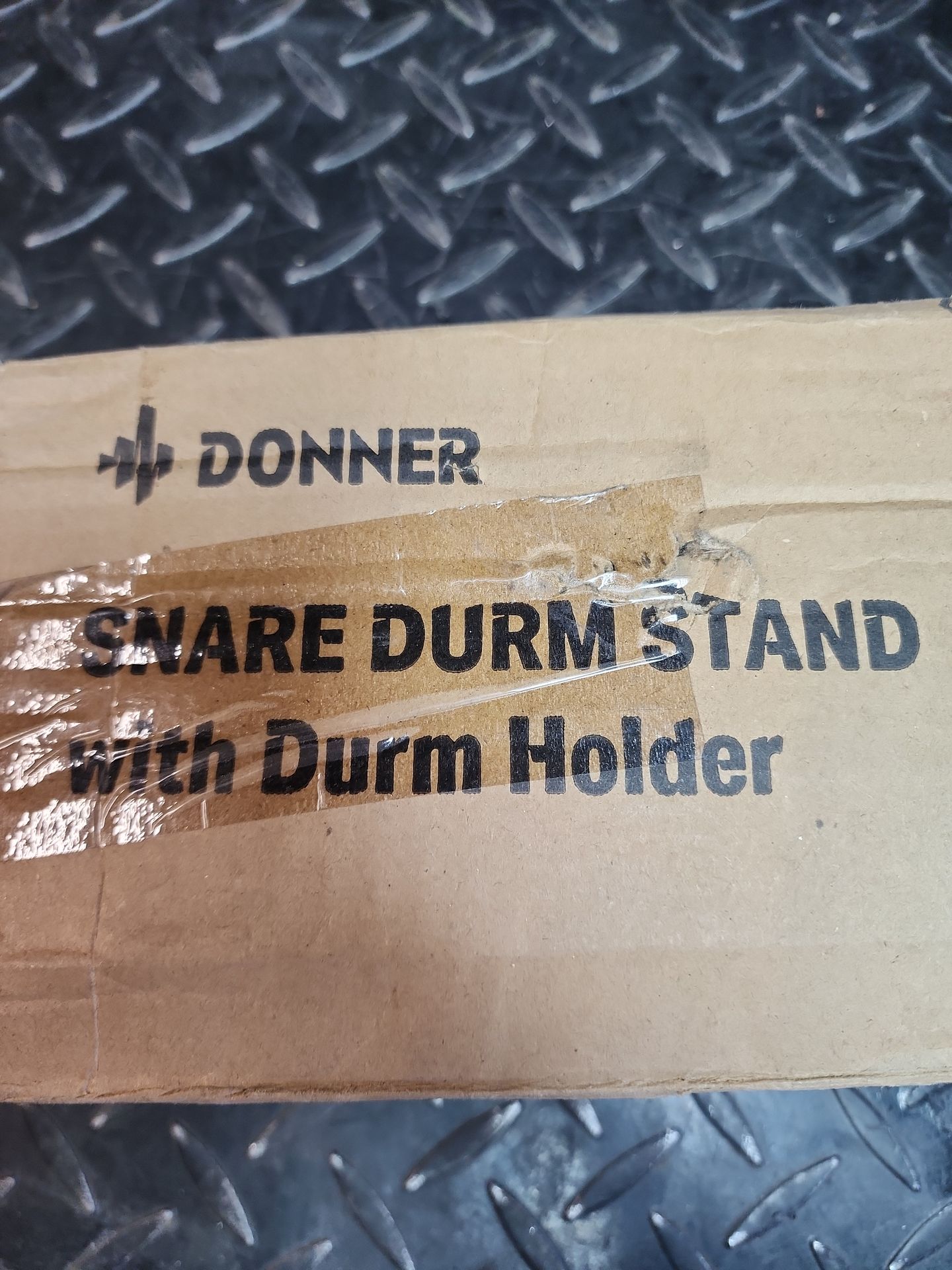 Snare drum stand with drum holder