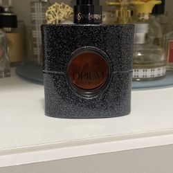 Black Opium Yves Saint Laurent.