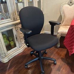 National executive office Chair 6 Available Like New  High Brands  Fully Ajustable 