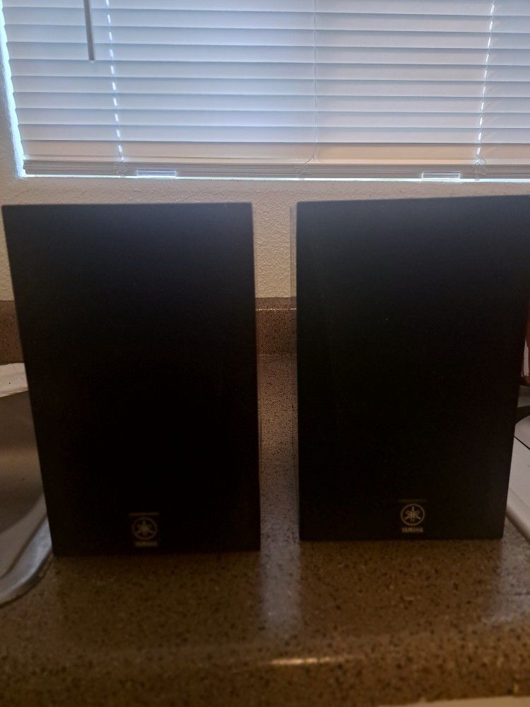 2 Yamaha/2 KLH Speakers For Sale