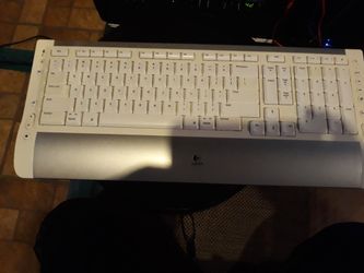 Logitech S530 cordless keyboard for Mac or PC with flash Drive Connection