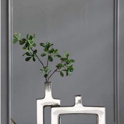 Glossy Keyhole Vase In Contemporary Style