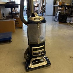 Shark - Navigator Lift-Away Deluxe Upright Vacuum