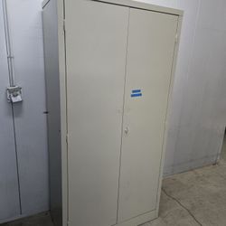 Metal Storage Cabinet With 2 Keys 