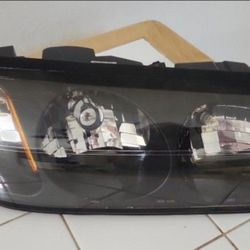  Original Equipment 2000-2005 Chevy Impala Passenger Headlight Assembly W Bulb's 