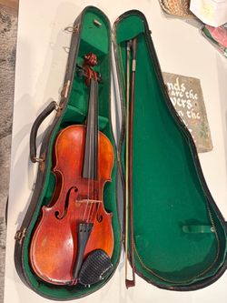 William Lewis & Son # 168 3/4 Size Vintage Violin German made sold out of Chicago w Hardcase & bow I do not play the violin I bought this at the Estat