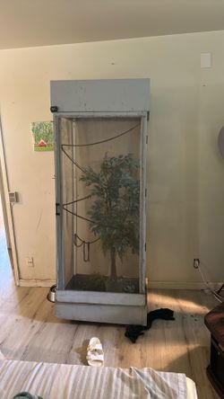 Reptile enclosure